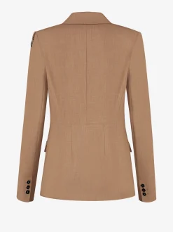 Aansluitende blazer met detail op schouders