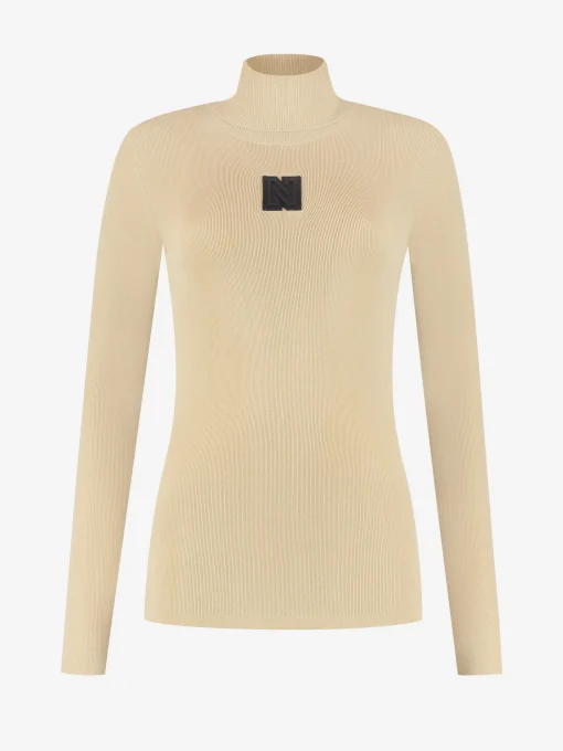 Aansluitende top met logo patch en col