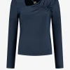 Aansluitende top met open detail