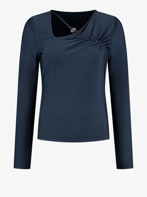 Aansluitende top met open detail