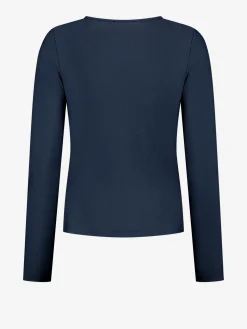 Aansluitende top met open detail