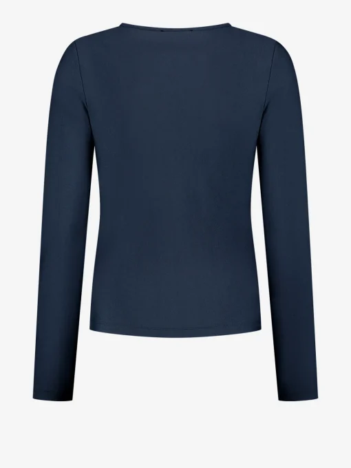 Aansluitende top met open detail