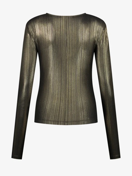 Fitted metallic top