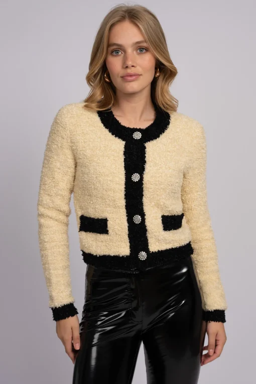 Fluffy vest met sierknopen