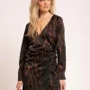 Satijn-look wikkeljurk met luipaardprint