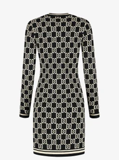 Aansluitende jurk met logo patroon