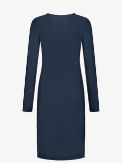 Aansluitende jurk met open detail