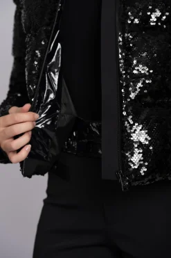 Korte jas met pailletten en hoge kraag