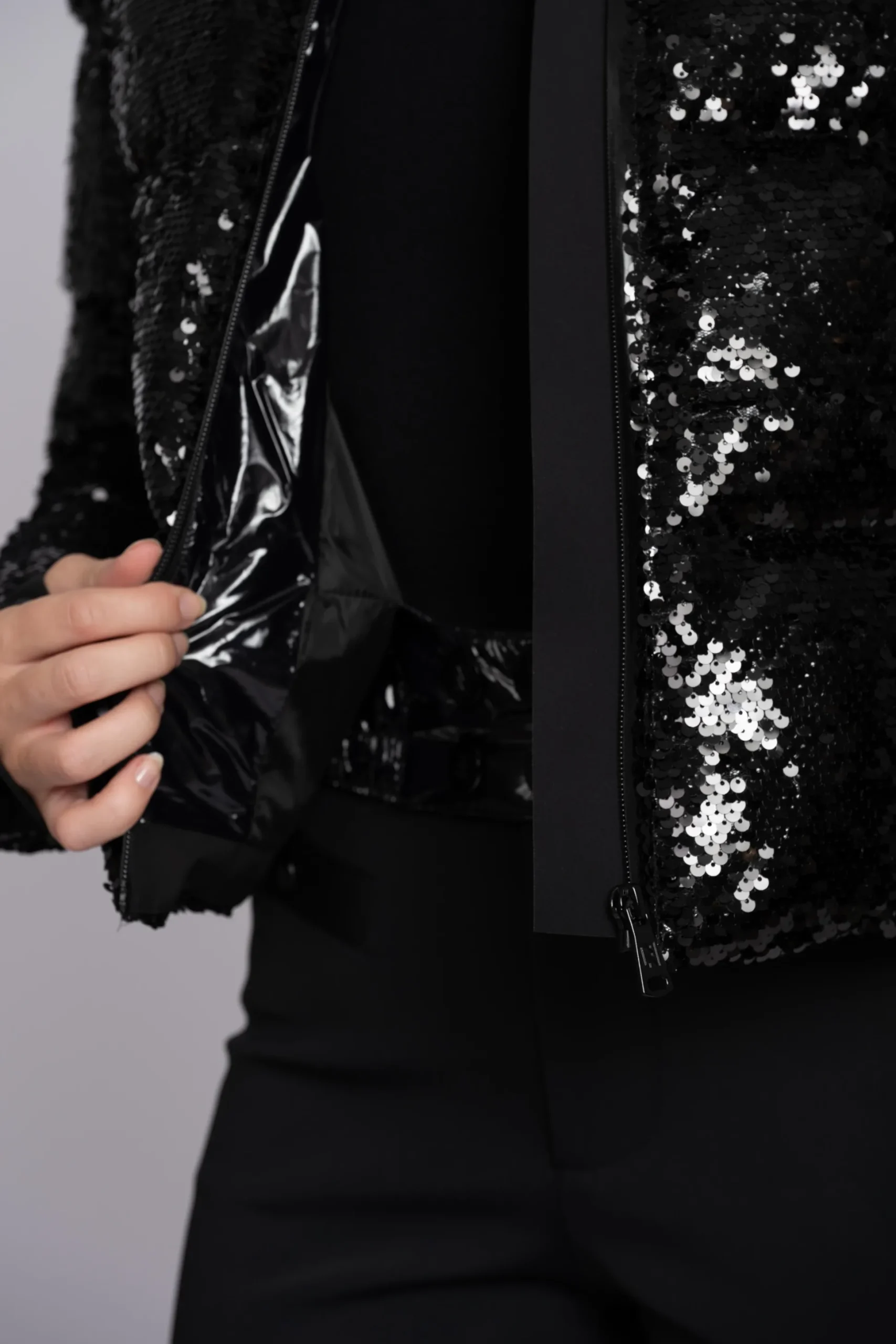 Korte jas met pailletten en hoge kraag