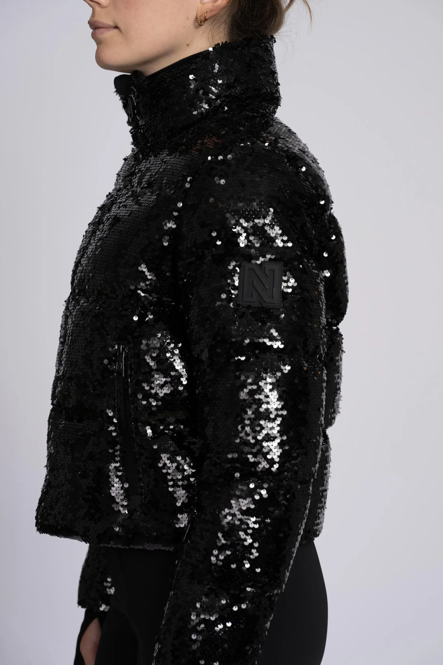 Korte jas met pailletten en hoge kraag