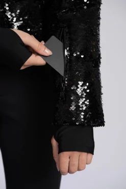 Korte jas met pailletten en hoge kraag