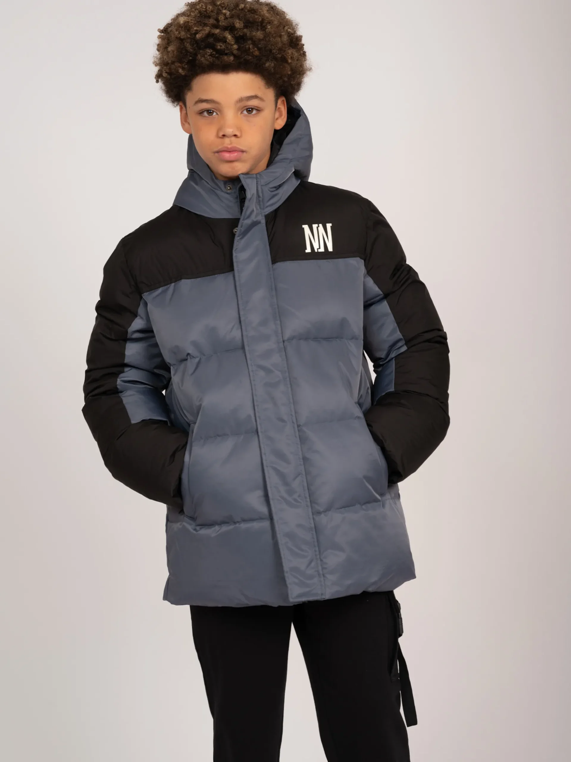 Puffer jack met capuchon en logo