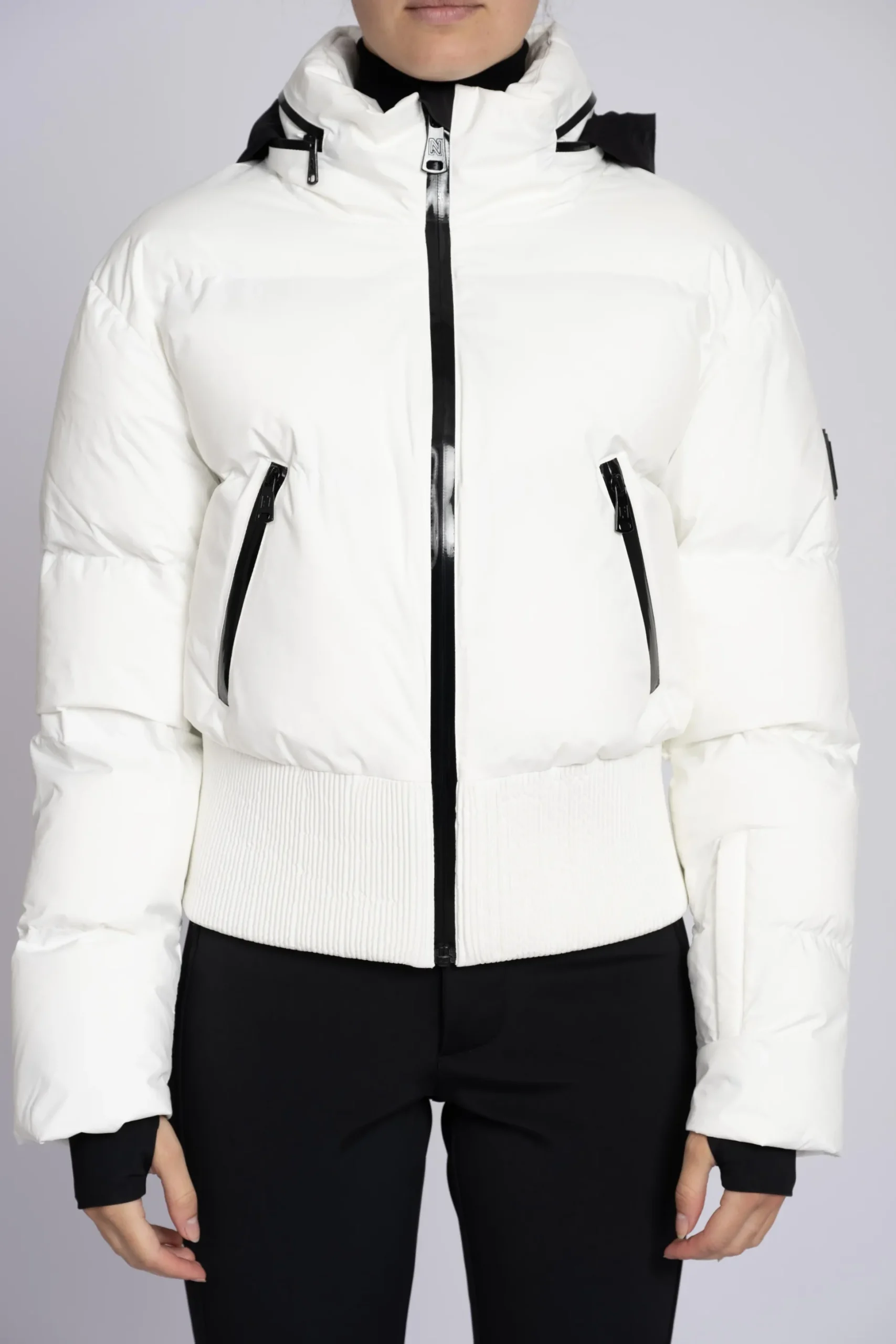 Ski jas met uitvouwbare capuchon en sneeuwvangers