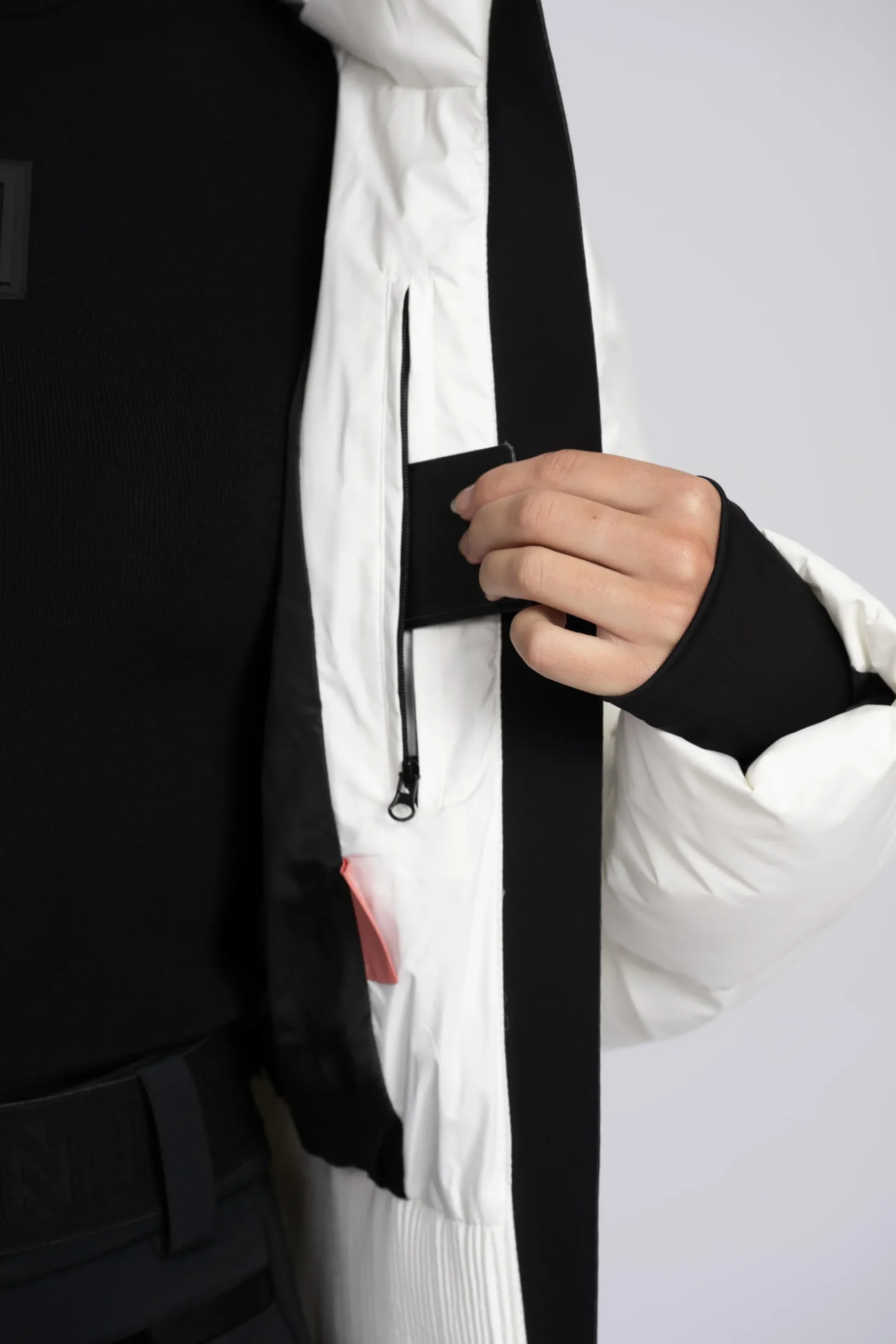 Ski jas met uitvouwbare capuchon en sneeuwvangers