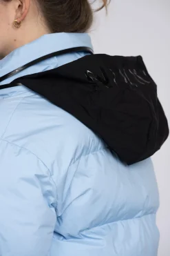 Ski jas met uitvouwbare capuchon en sneeuwvangers